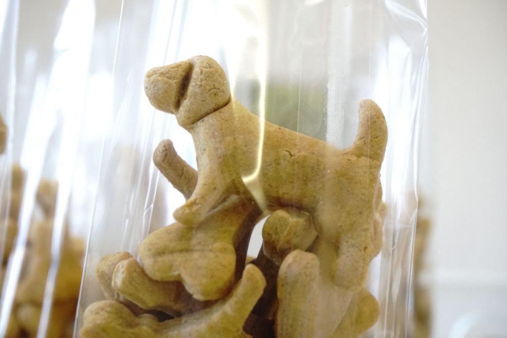 vegan köpek atıştırmalıklarının bireysel siparişleri ve ambalajları