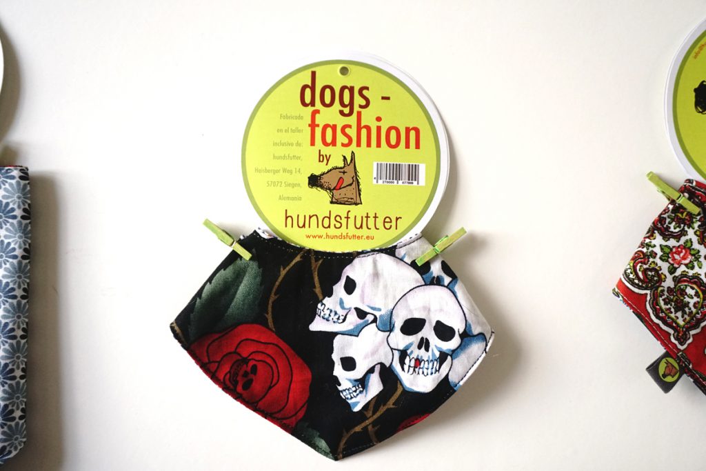 Hundehalstücher Hundehalstuch Bandana Hundeschal hier online kaufen - individuell - Massanfertigung möglich - fair in Deutschland hergestellt - individuelle Soffdesigns - von beiden Seiten zu tragen