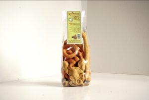 Vegane Hundesnacks gemischte Sorten in Cellophantüte zum Verwöhnen.