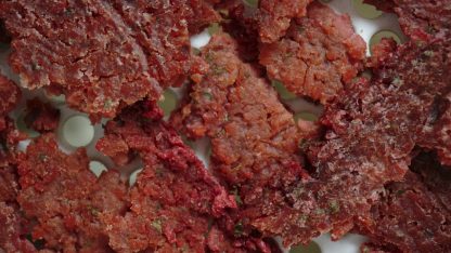 Gesunde Rote Beete Hundesnacks in kompostiernarer Cellophantüte