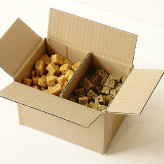 Supersnack Würfel zur Ernährung werden in recycling Karton geliefert und sind damit unverpackt