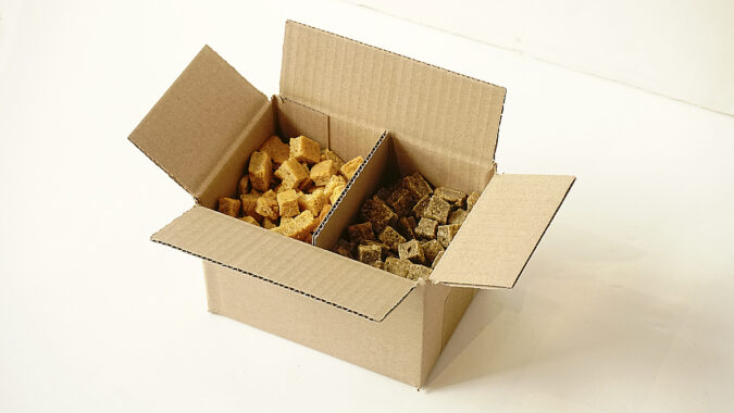 Supersnack Würfel zur Ernährung werden in recycling Karton geliefert und sind damit unverpackt