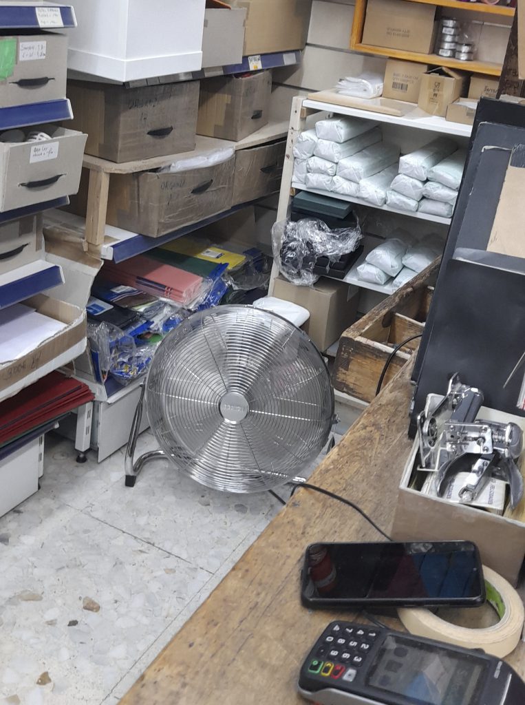 A simple fan is often the perfect solution to create a pleasant climate in summer. Air conditioning usually consumes a disproportionate amount of electricity.