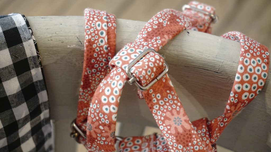 Una vajilla de la hundsfutter taller en madrid. En este taller de costura se fabrican con mucho mimo accesorios para perros muy especiales.