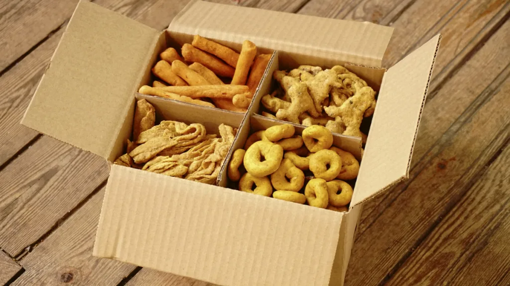 Gesunde, natürliche Snackboxen mit veganen, leckeren Hundekeksen und Snacks für Hunde in Grosspackung als Geschenk mitnehmen. 