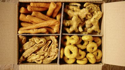 Cuatro tipos diferentes de snacks para perros saludables, naturales y puramente vegetales en paquetes a granel hundsfutter